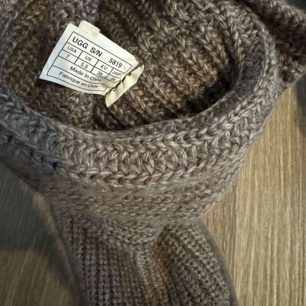 Women’s grey sweater uggs. Used but in good condition! - Picture 4 of 5